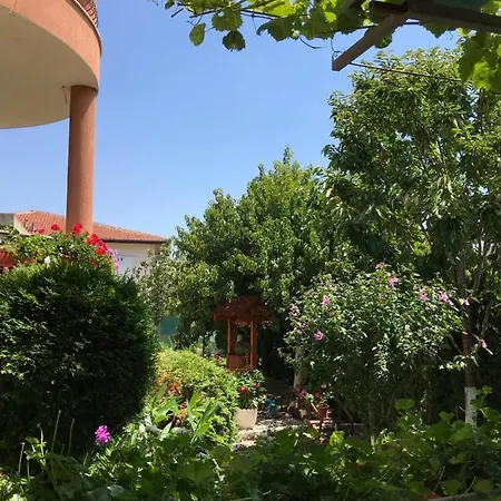 Val And Kate Guest house 2*